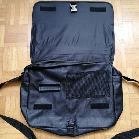 Johnnie Walker Messenger Bag - Picture 6 of 16